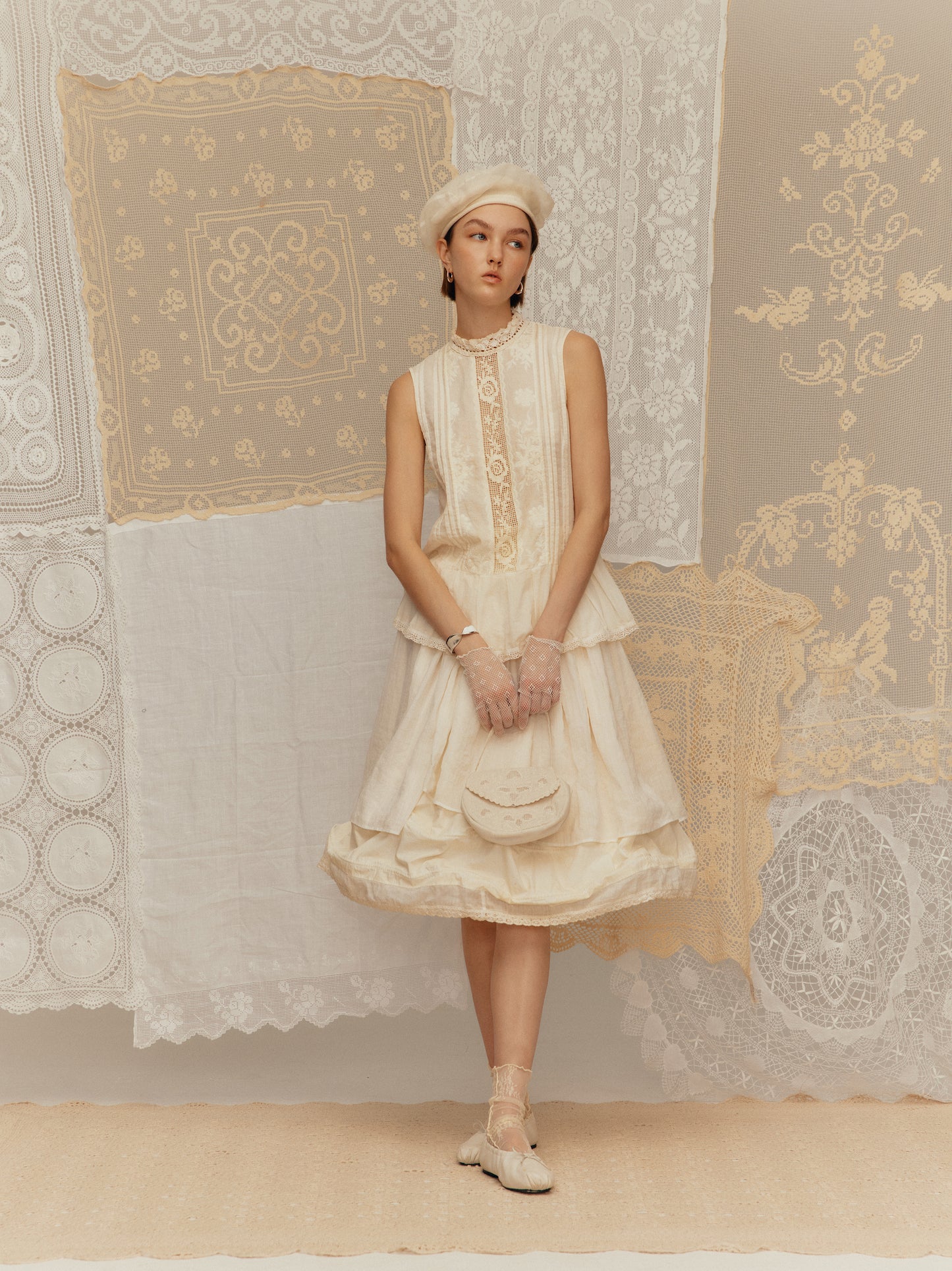 Cold-dyed embroidered cloth vest with back opening placket