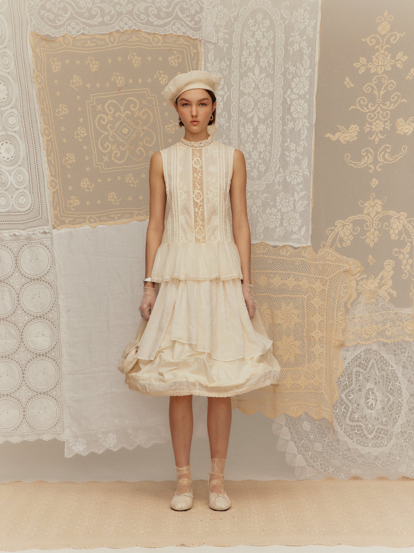 Cold-dyed embroidered cloth vest with back opening placket