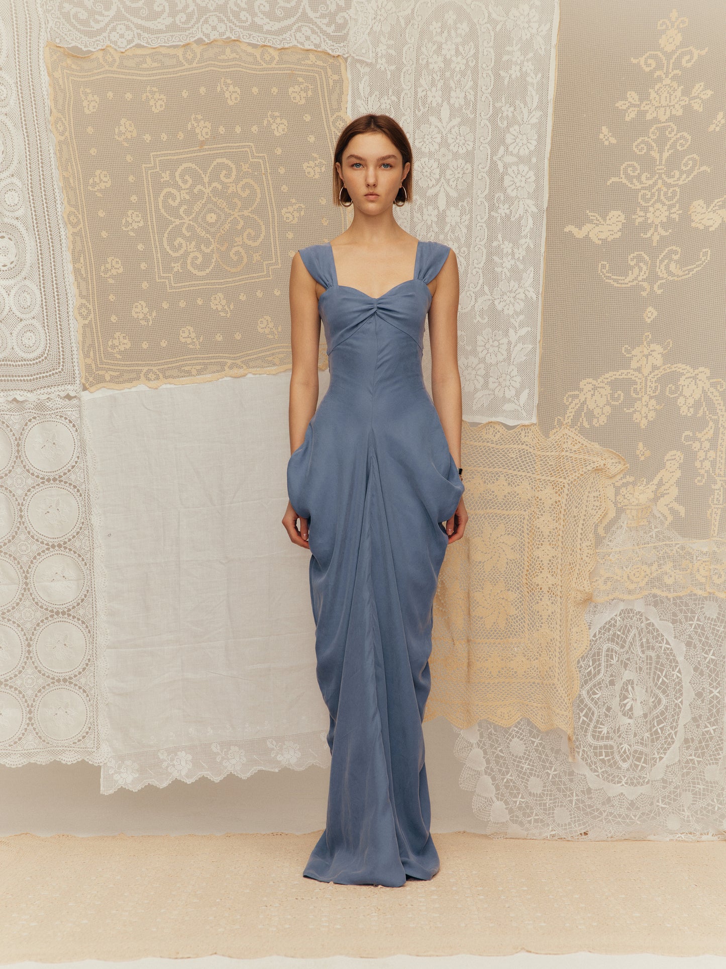 Dress with a knotted bust
