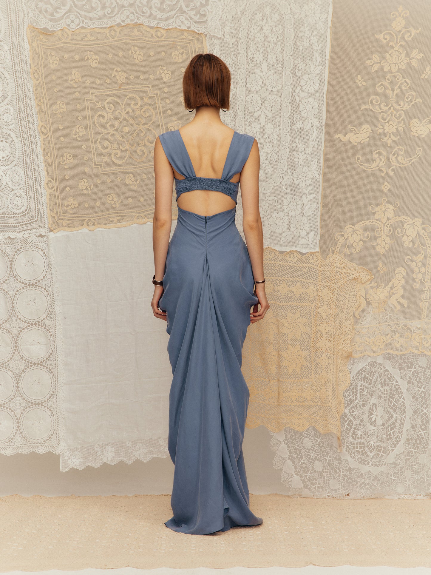 Dress with a knotted bust